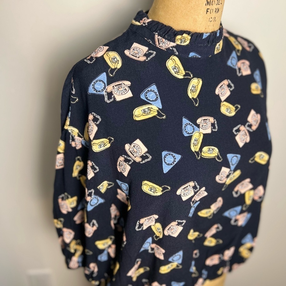 Zara women’s short sleeve navy blue telephone print blouse small